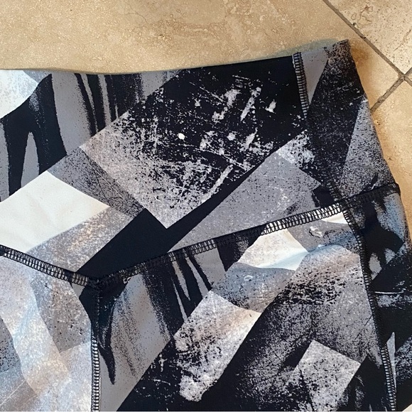 Nike Size Medium Dri-Fit Women’s Capri Leggings - Picture 6 of 7